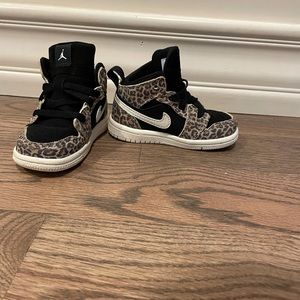 5c Nike // toddler girl 5c .. warn 2x in excellent condition.